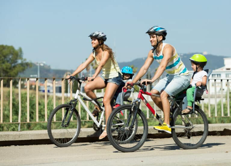 Photo d'une famille qui fait du vélo en été