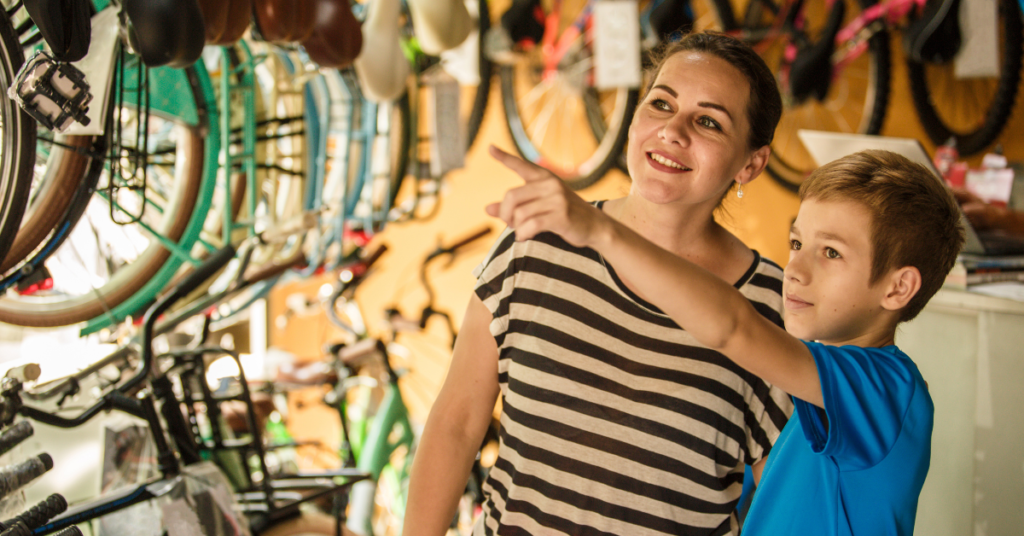 Une mère et son enfant dans un magasin pour choisir un vélo