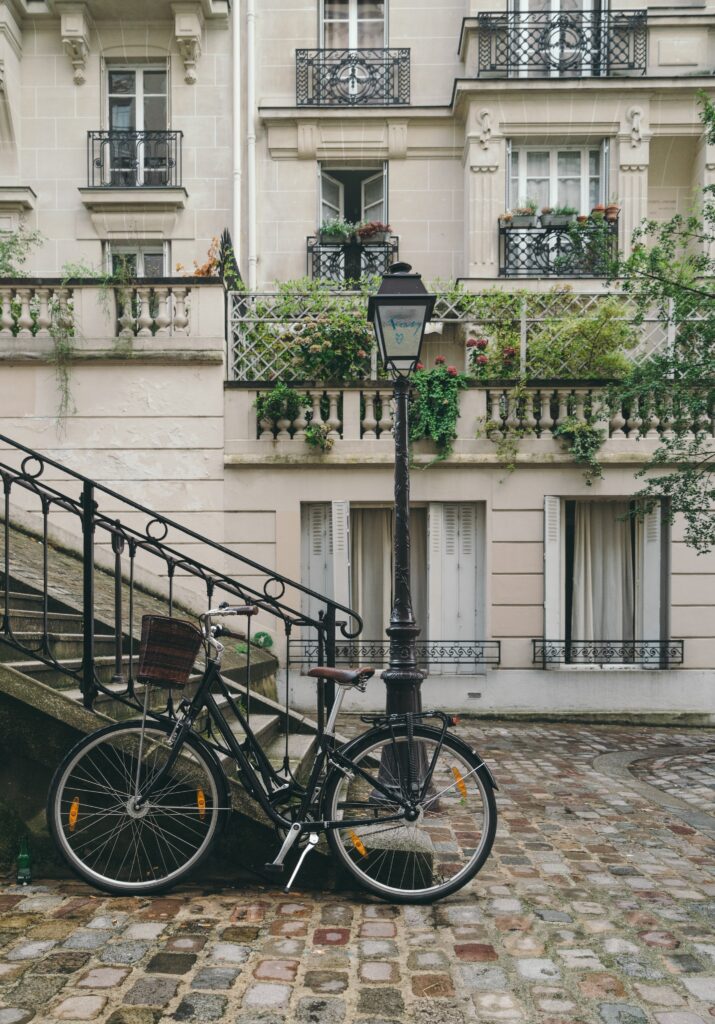 Vélo de ville avec panier, dans une rue de Paris