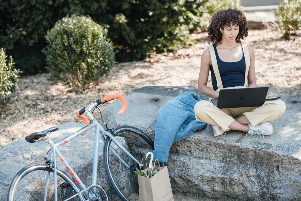 Photo d'une femme travaillant à l'extérieur avec un vélo